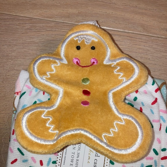 Cupcakes and Cashmere set of 2 gingerbread kitchen towels- NWT - Picture 2 of 6